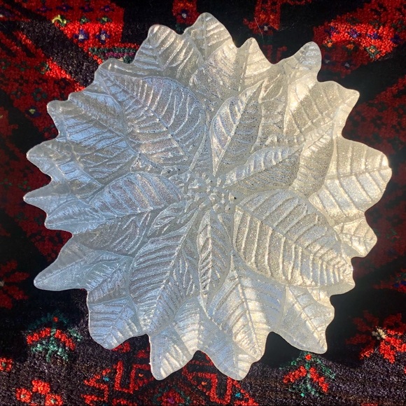 [akcam] NWT Set of Four 8” Plates - Silver Glitter Poinsettia Design - Picture 6 of 11